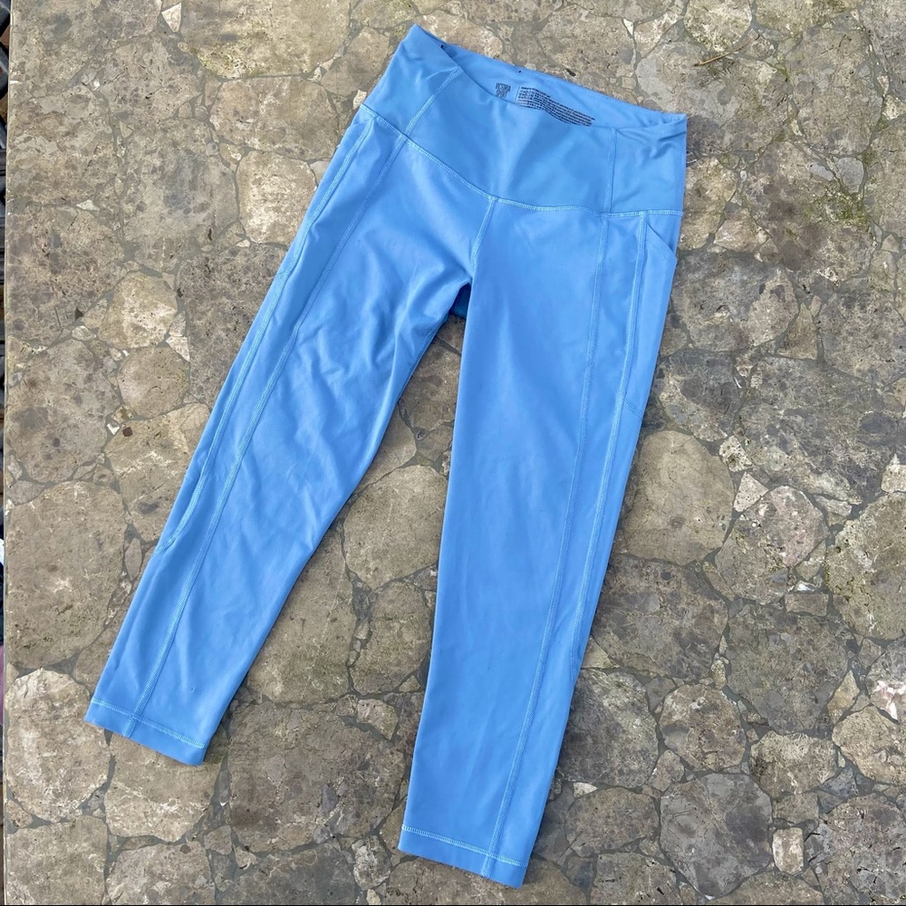 Victoria Sport Knockout blue active capris with pockets!
